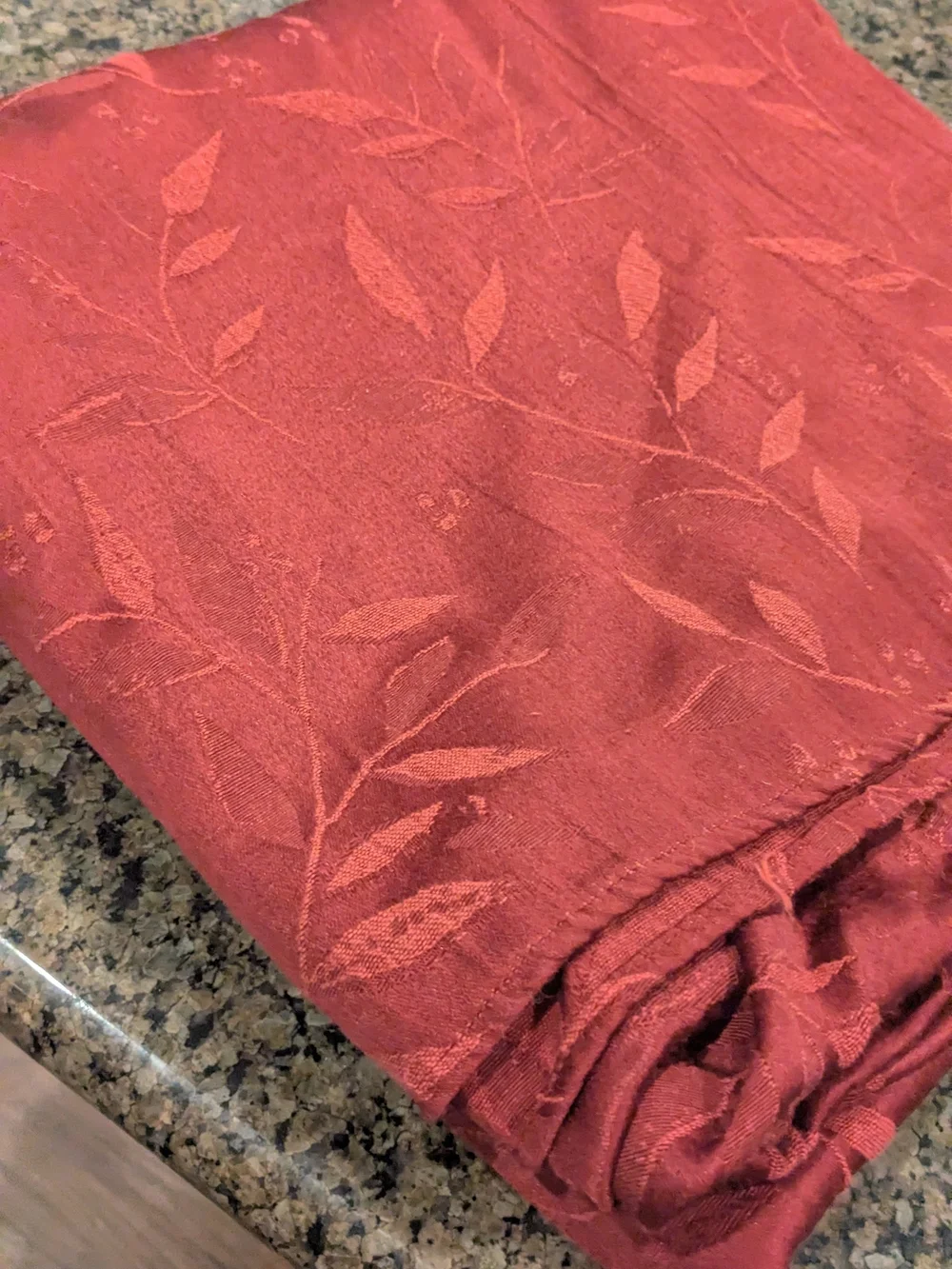 Red Jacquard Leaf Pattern Rectangular Tablecloth